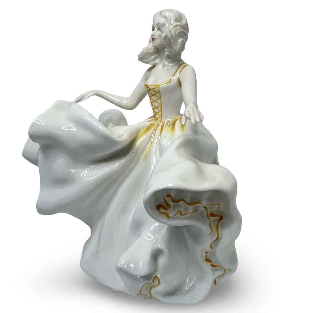 Vintage 1974 Royal Doulton Figurine “Sweet Seventeen” HN 2734 - Picture 2 of 6